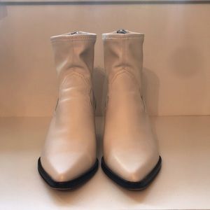 DOLCE VITA SOCK BOOTIE SZ-6 off white